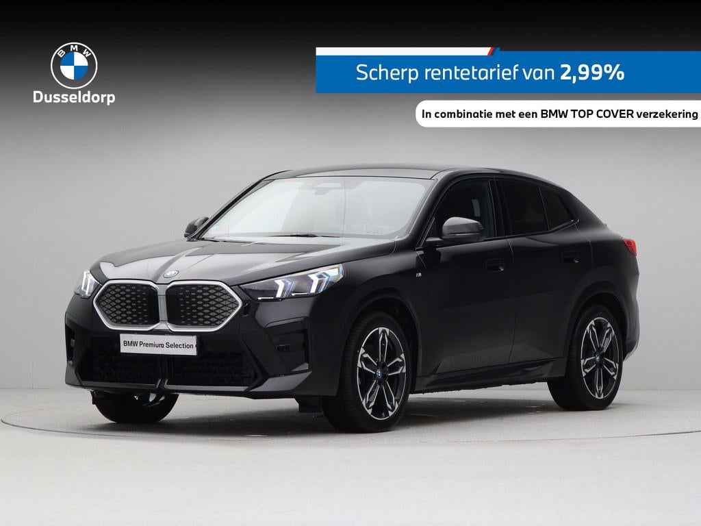 BMW iX2 xDrive30 67 kWh (bj 2025, automaat), Auto's, BMW, Automaat, Zwart, Met garantie (alle), Zwart