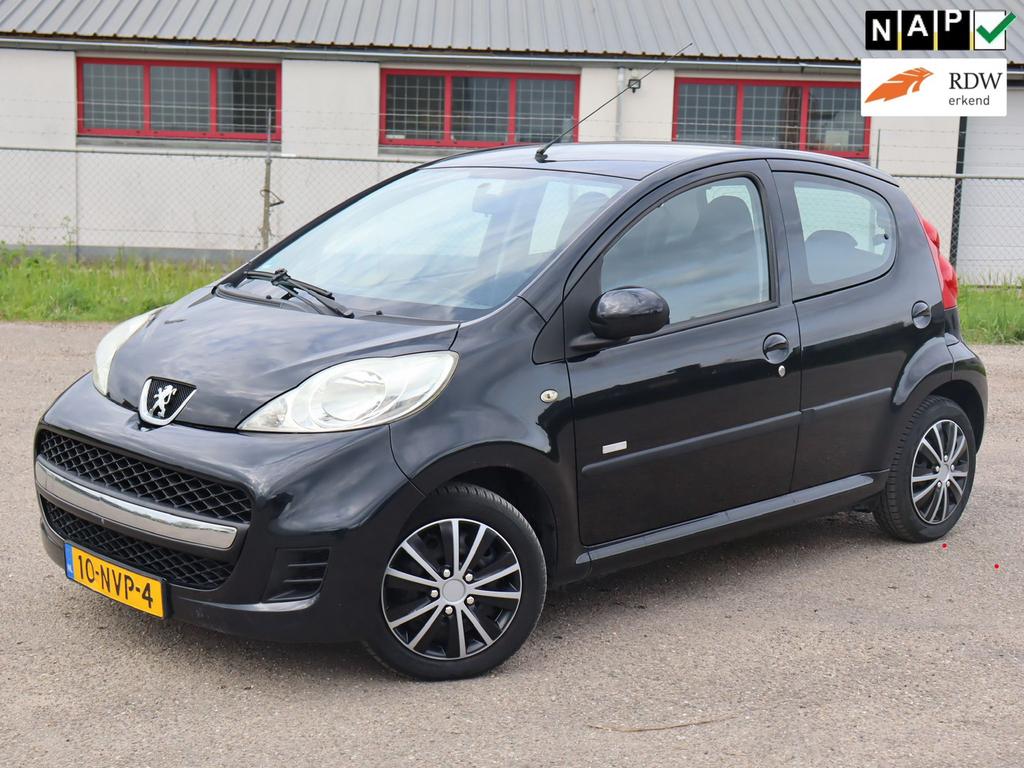 Peugeot 107 1.0 12V 5DRS 2010 Zwart Dealer onderhouden!, Auto's, Daihatsu, Voorwielaandrijving, Beige, Bedrijf, Handgeschakeld