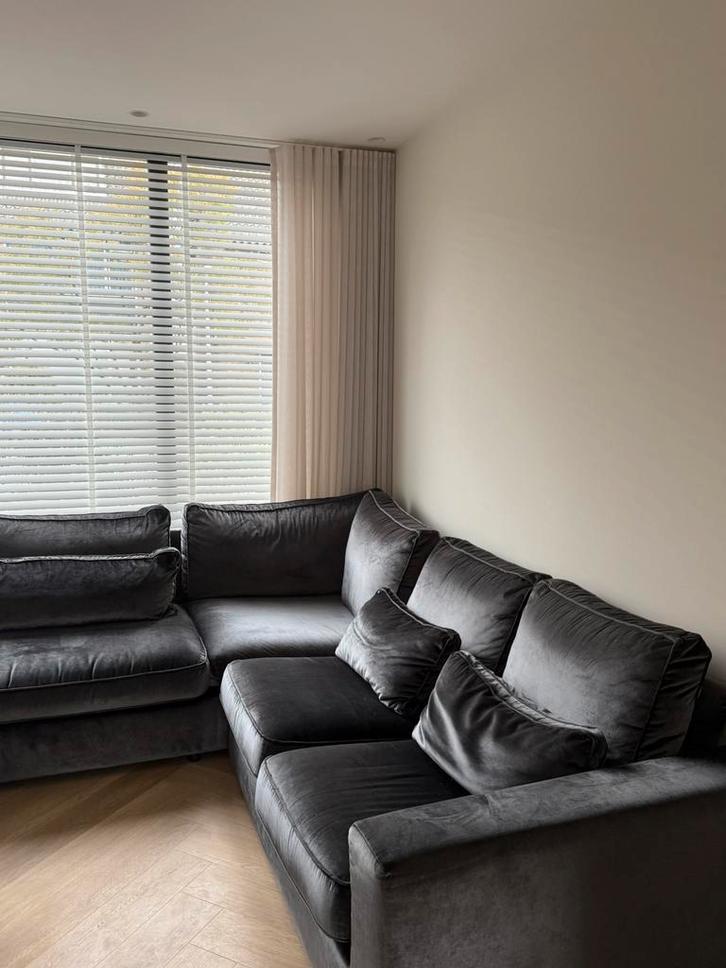 Moderne grijze velvet bank, Huis en Inrichting, Banken | Complete zithoeken, Nieuw, Stof, Overige materialen, Ophalen