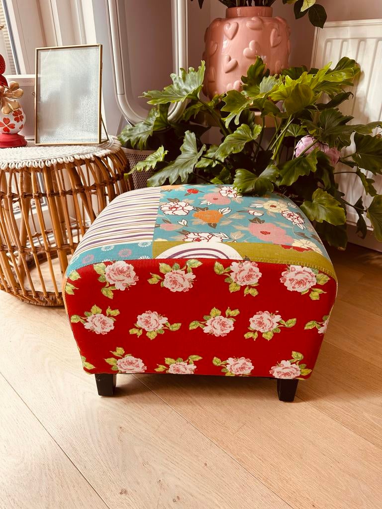 Frisse bloemige poef / krukje - 50x36x40 cm, Minder dan 50 cm, Ophalen of Verzenden, Zo goed als nieuw, Stof