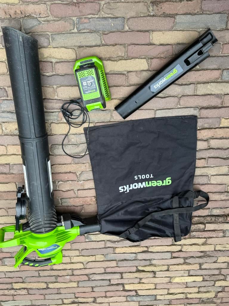 Bladblazer en stofzuiger op accu van het merk Greenworks, Ophalen, Gebruikt, Met opvangzak, Accu