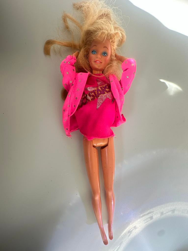 Barbie pop met roze kleding vintage, Kinderen en Baby's, Ophalen of Verzenden, Gebruikt, Barbie