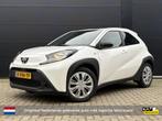 Toyota Aygo X 1.0 VVT-i MT Play | NL-auto | Airco, Camera &, Auto's, Gebruikt, 920 kg, 4 stoelen, Wit