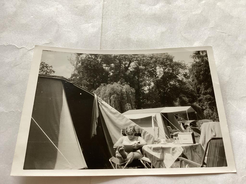 Vintage foto: Vrouw leest op camping, jaren '60 6 x 9 cm, 1960 tot 1980, Gebruikt, Foto, Ophalen of Verzenden
