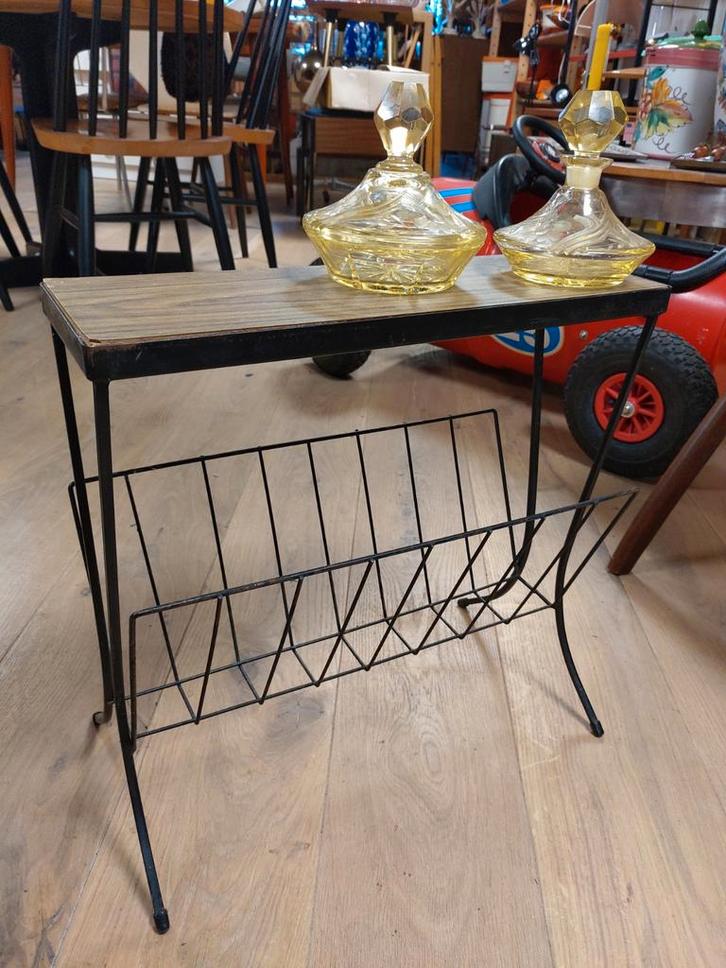 Vintage Kranten Tafeltje, Huis en Inrichting, Woonaccessoires | Krantenbakken en Lectuurbakken, Gebruikt, Ophalen of Verzenden