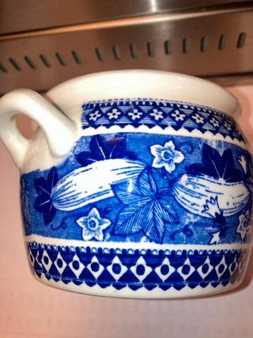 Arabia pot Finland Blauw Wit Courgettes Aubergines Bloemen beschikbaar voor biedingen