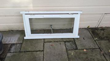 Houten klapraam met kozijn. beschikbaar voor biedingen