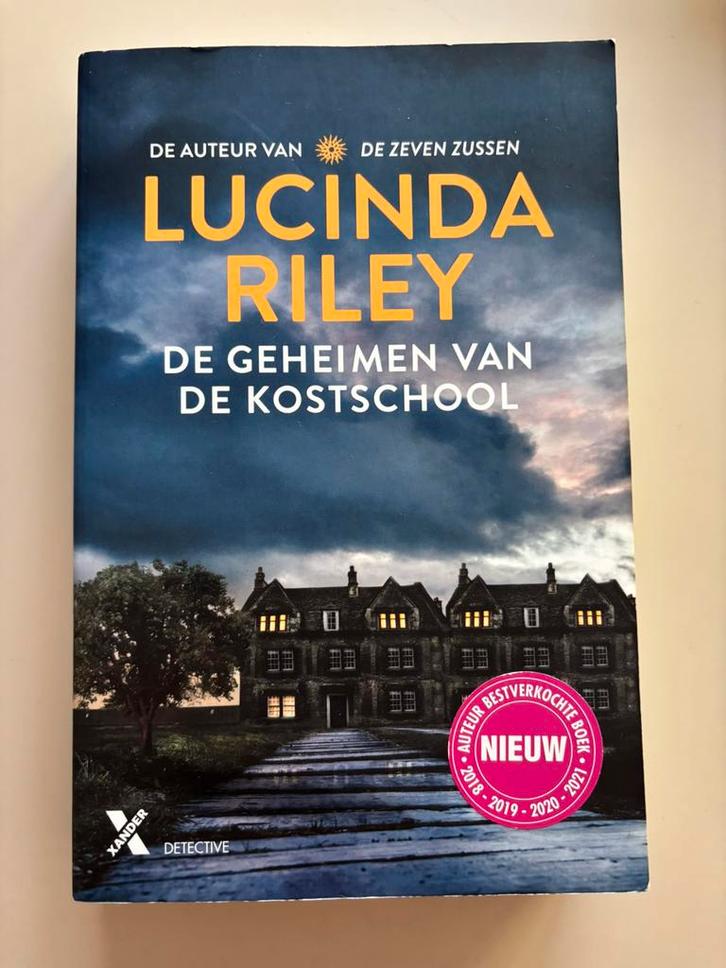 Lucinda Riley - De geheimen van de kostschool, Boeken, Literatuur, Zo goed als nieuw, Ophalen
