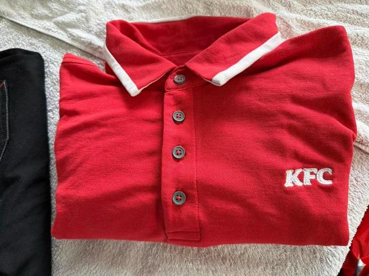 KFC tenue, 1x M polo, 1x pet, 2x schoenen, Kleding | Heren, Polo's, Zo goed als nieuw, Maat 48/50 (M), Rood, Ophalen of Verzenden