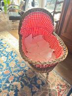 Antieke rieten wieg op wieltjes, Kinderen en Baby's, Babywiegjes en Ledikanten, Ophalen of Verzenden, Zo goed als nieuw, Wieg