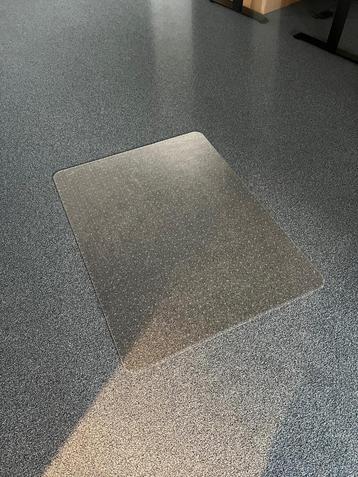 Plaat onder bureau  beschikbaar voor biedingen