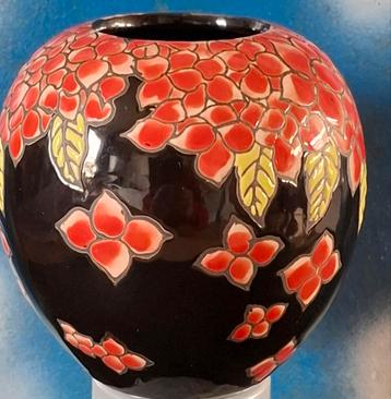 Vaas. Keramiek. Floraal. Glazuurd. 21 cm hoog.  beschikbaar voor biedingen