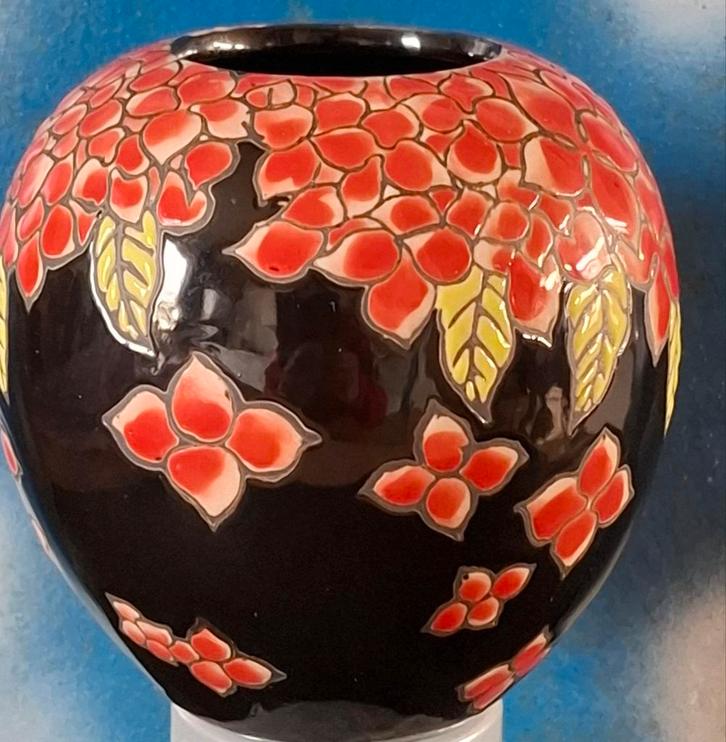 Vaas. Keramiek. Floraal. Glazuurd. 21 cm hoog., Huis en Inrichting, Woonaccessoires | Vazen, Zo goed als nieuw, Zwart, Minder dan 50 cm