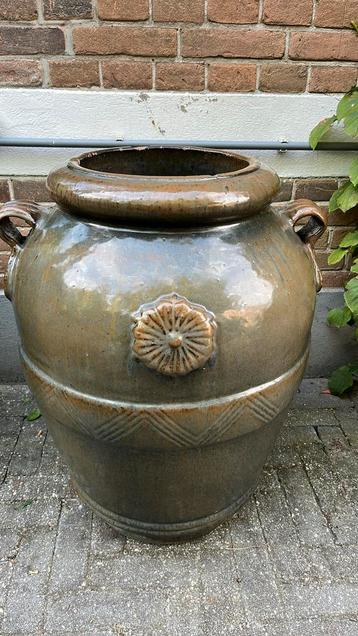 Grote Toscaanse plantenpot beschikbaar voor biedingen