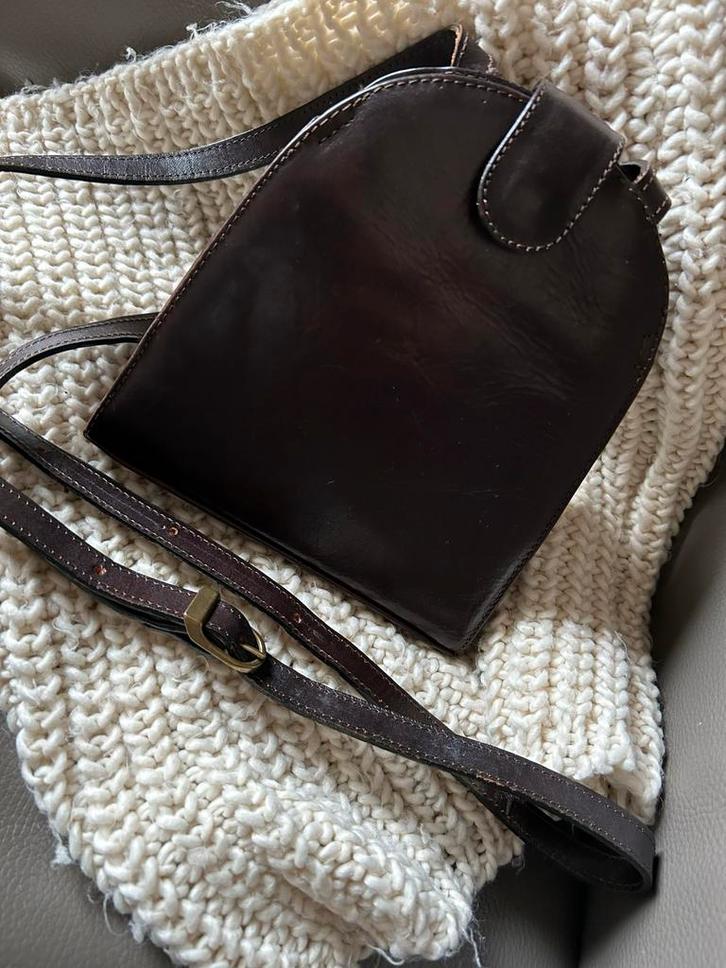 Donkerbruin leren tasje met verstelbaar hengsel, Sieraden, Tassen en Uiterlijk, Tassen | Damestassen, Bruin, Ophalen of Verzenden