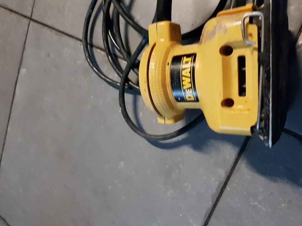 DEWALT VLAK SHUUR MACHINE, Doe-het-zelf en Verbouw, Gereedschap | Schuurmachines, Ophalen of Verzenden, Gebruikt, 1200 watt of meer