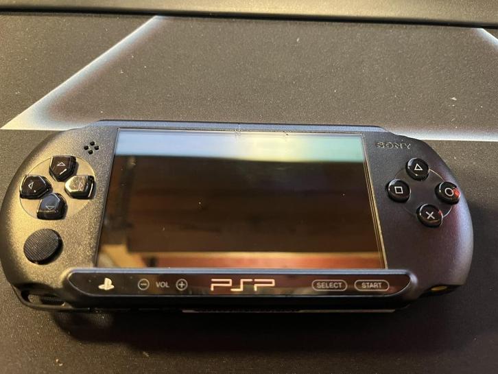 PSP Street CFW en 4GB stick., Spelcomputers en Games, Spelcomputers | Sony PSP, Zo goed als nieuw, PSP, Zwart, Met games, Ophalen of Verzenden