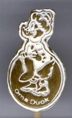 Oma Duck wit op koper stripfiguurtje speldje ( R_118a ), Verzamelen, Verzenden, Zo goed als nieuw, Figuurtje