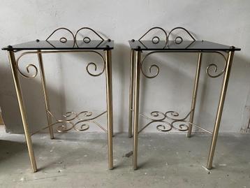 Retro nachtkastjes met zwart glazen blad stalen onderkant beschikbaar voor biedingen