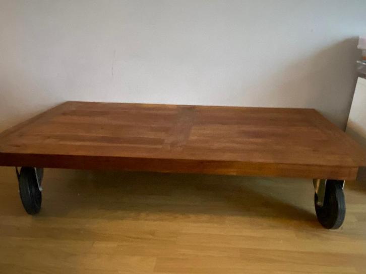 Massieve/ zware houten salontafel op wielen, Huis en Inrichting, Tafels | Salontafels, Gebruikt, Minder dan 50 cm, 50 tot 100 cm