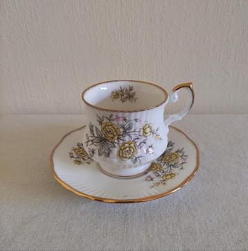 Kop en schotel fine bone China Queen's 1875/Rosina China. beschikbaar voor biedingen