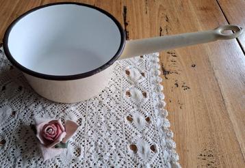 Frans brocante creme emaille steelpan met zwart randje beschikbaar voor biedingen