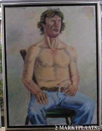 ==Portret van een zittende man met ontbloot bovenlijf== beschikbaar voor biedingen