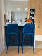 Barstool POLSPOTTEN Holy Velvet Blue, Huis en Inrichting, Barkrukken, 2 krukken, 60 tot 90 cm, Ophalen of Verzenden, Zo goed als nieuw