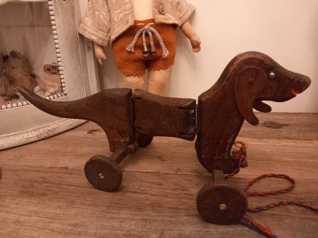 Antieke houten speelgoed teckel hond op wielen  1920, Ophalen of Verzenden
