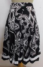 Feestelijke zwart/witte rok met borduursels! L, Kleding | Dames, Rokken, Overige kleuren, Verzenden, Maat 42/44 (L), Zo goed als nieuw