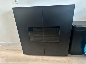 Diverse kasten met glazenplaat + Salontafel 
