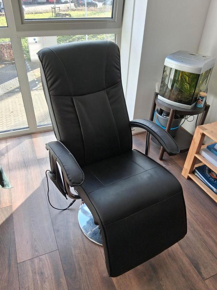 Lekker relaxen in massagestoel (zonder stekker), Huis en Inrichting, Fauteuils, Gebruikt, Leer, Metaal, 50 tot 75 cm, 100 tot 125 cm