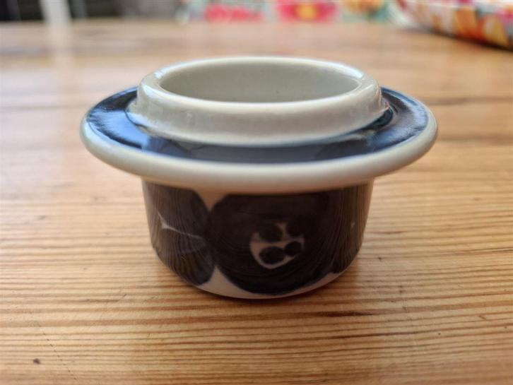 Arabia eierdopje, Blauwe annemoon, Ulla Procope, Finland, Huis en Inrichting, Keuken | Servies, Zo goed als nieuw, Bord(en), Wedgwood