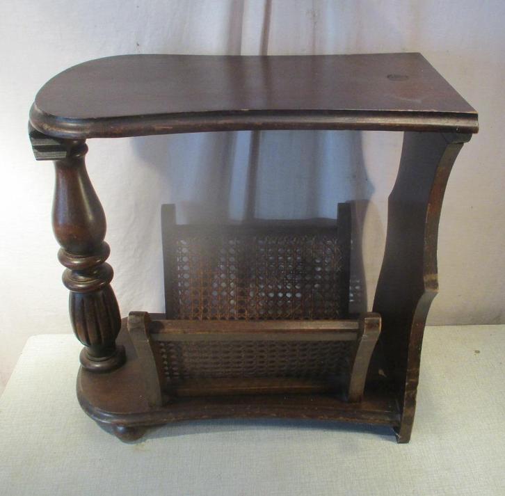 Mooi Antieke Houten Bijzettafeltje met krantenrek - 50x27x50, Antiek en Kunst, Curiosa en Brocante, Ophalen of Verzenden