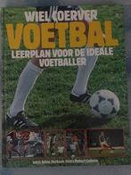 Wiel Coerver Voetbal Leerplan + poster Willem van Hanegem, Ophalen of Verzenden, Zo goed als nieuw, Balsport