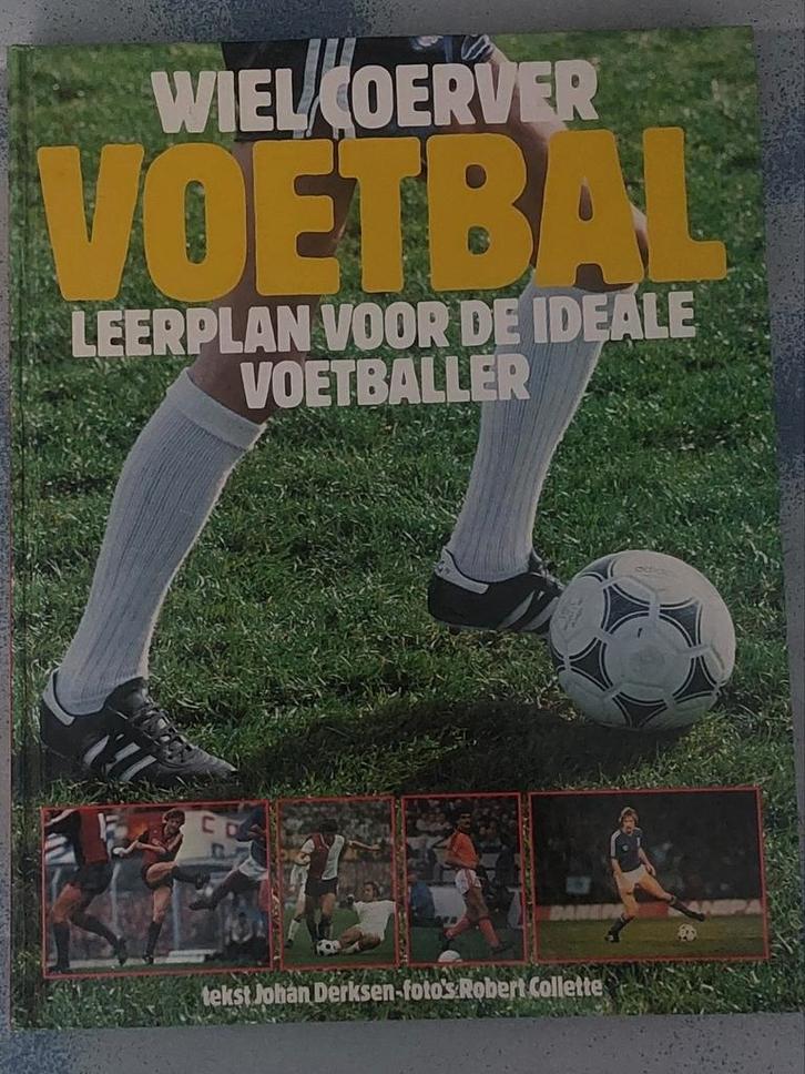 Wiel Coerver Voetbal Leerplan + poster Willem van Hanegem, Boeken, Sportboeken, Zo goed als nieuw, Balsport, Ophalen of Verzenden