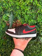 Jordan 1 Low Bred White Toe - Nieuw!, Ophalen of Verzenden, Nieuw, Zwart, Sneakers of Gympen