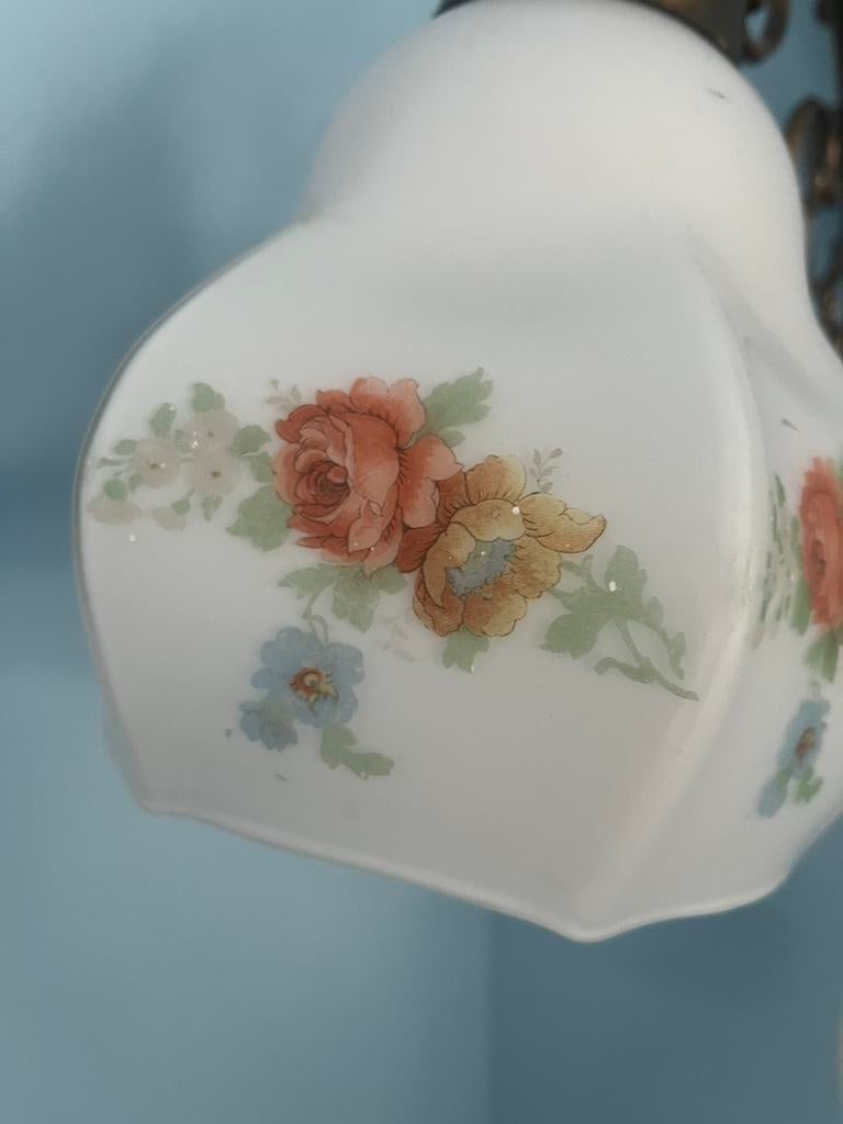 Antiek wandlampje van wit melkglas met rood oranje roosjes., Antiek en Kunst, Antiek | Lampen, Ophalen of Verzenden