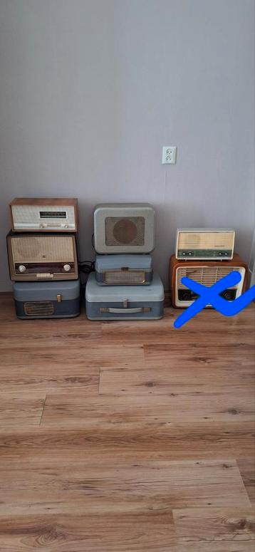 7 oude radio's en bandrecorders beschikbaar voor biedingen