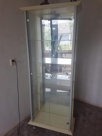 Vitrine kast beschikbaar voor biedingen