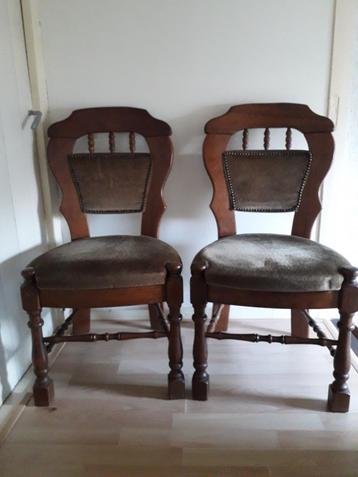 Antieke eiken stoelen / fauteuils (2 st.) met fluweel beschikbaar voor biedingen