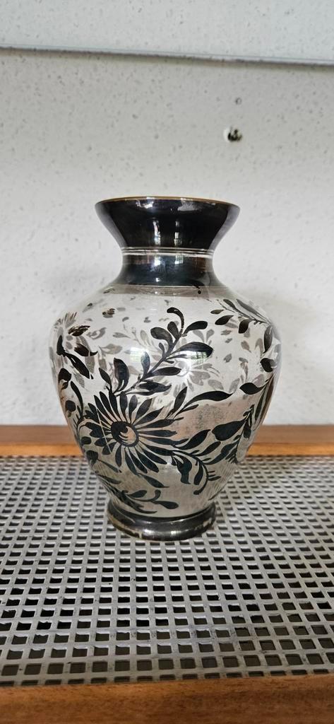 Vintage Zwart glazen Vaasje met Bloemenmotief, Antiek en Kunst, Antiek | Vazen, Ophalen of Verzenden