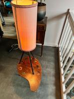 UNIEK! Staande lamp met ingebouwd tafeltje. Retro / vintage, Huis en Inrichting, Minder dan 100 cm, Gebruikt, Hout, Ophalen