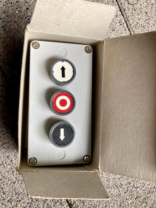 Te koop: nieuwe drukschakelaar, Doe-het-zelf en Verbouw, Elektra en Kabels, Nieuw, Ophalen of Verzenden