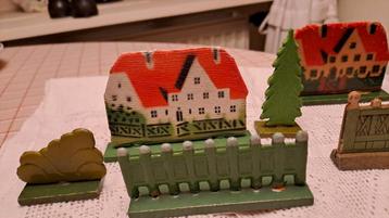 ERZGEBIRGE DORPSGEZICHT HOUTEN HUISJES - HEKWERK EN BOMEN beschikbaar voor biedingen