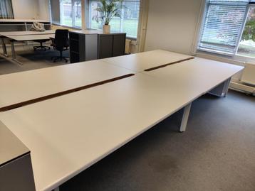 Bureau (4x) zeer groot  beschikbaar voor biedingen