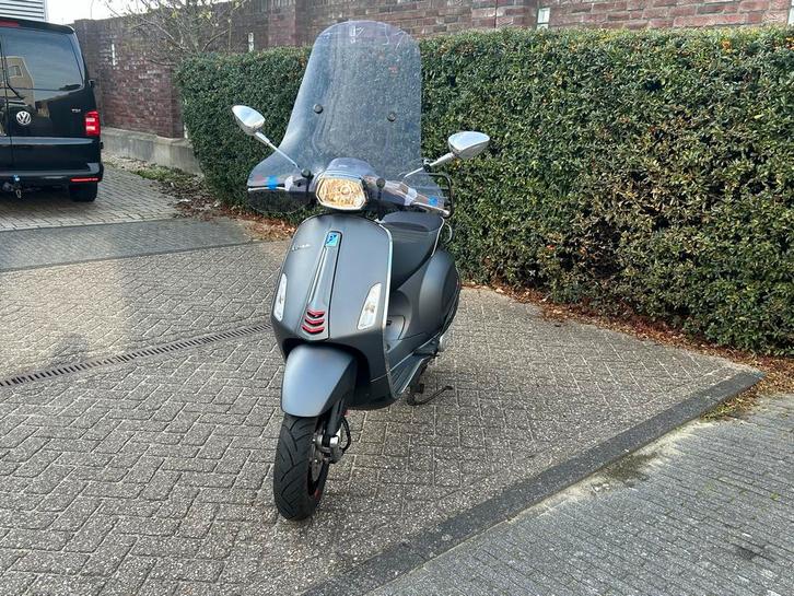 Mooie mat grijze  Vespa Sprint 2018, Fietsen en Brommers, Scooters | Vespa, Zo goed als nieuw, Benzine, Ophalen