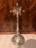 Crucifix of tafelkruis met prachtig drijfwerk, Antiek en Kunst, Ophalen of Verzenden