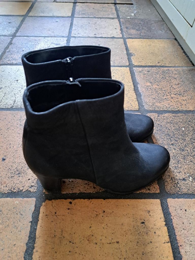 Zwarte Ecco enkellaarsjes met hak 39, Kleding | Dames, Schoenen, Ophalen of Verzenden, Zo goed als nieuw, Zwart