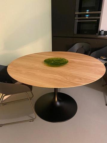 Eero Saarinen. Massief houten ronde tafel 120 cm. beschikbaar voor biedingen